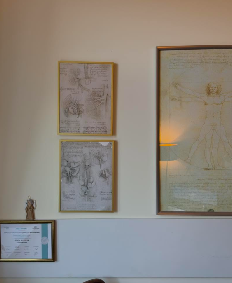 Wnętrze gabinetu — certyfikaty i grafiki anatomiczne